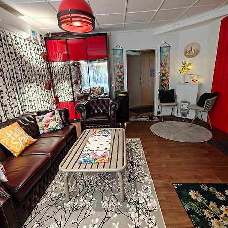 Relax & Recharge - A Unique Suite With A Touch Of Luxury - Hot Tub And Sauna Inspired Decor #Not A Real Sauna# Easy City Access - Direct Train 15 Min To City هلسنكي المظهر الخارجي الصورة