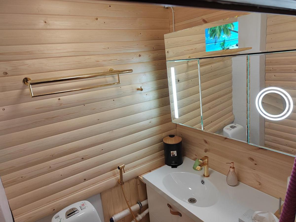 Relax & Recharge - A Unique Suite With A Touch Of Luxury - Hot Tub And Sauna Inspired Decor #Not A Real Sauna# Easy City Access - Direct Train 15 Min To City هلسنكي المظهر الخارجي الصورة