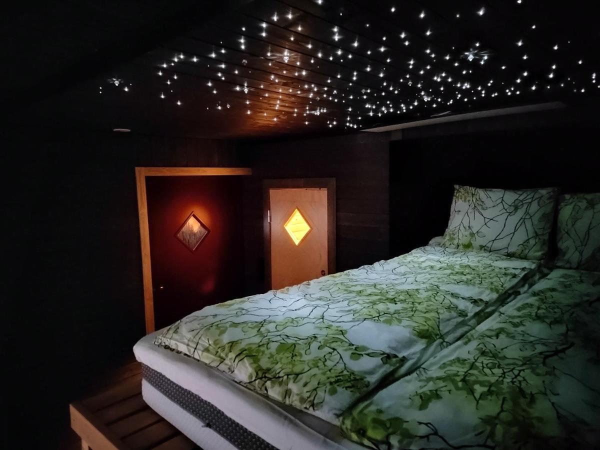Relax & Recharge - A Unique Suite With A Touch Of Luxury - Hot Tub And Sauna Inspired Decor #Not A Real Sauna# Easy City Access - Direct Train 15 Min To City هلسنكي المظهر الخارجي الصورة