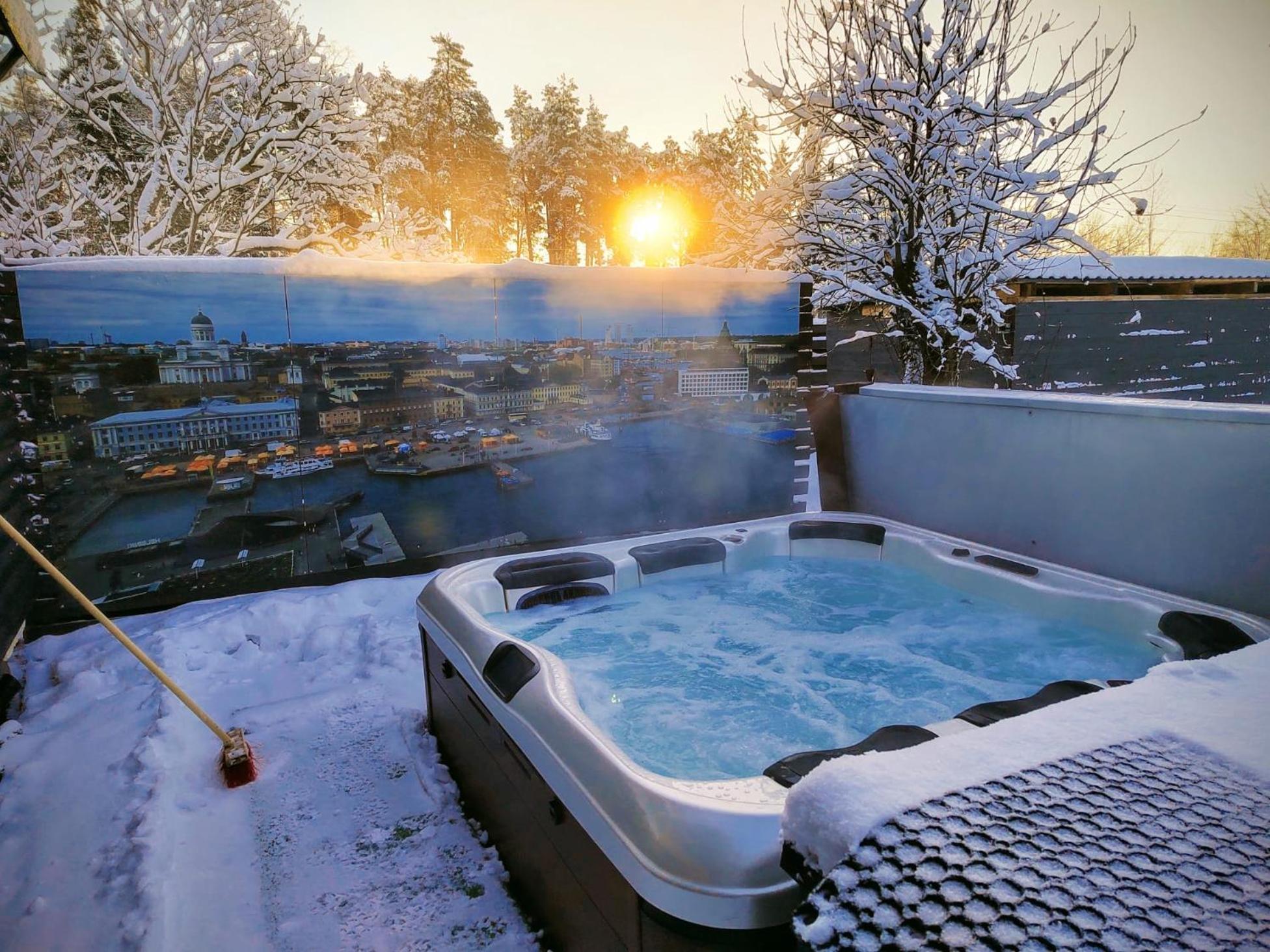 Relax & Recharge - A Unique Suite With A Touch Of Luxury - Hot Tub And Sauna Inspired Decor #Not A Real Sauna# Easy City Access - Direct Train 15 Min To City هلسنكي المظهر الخارجي الصورة