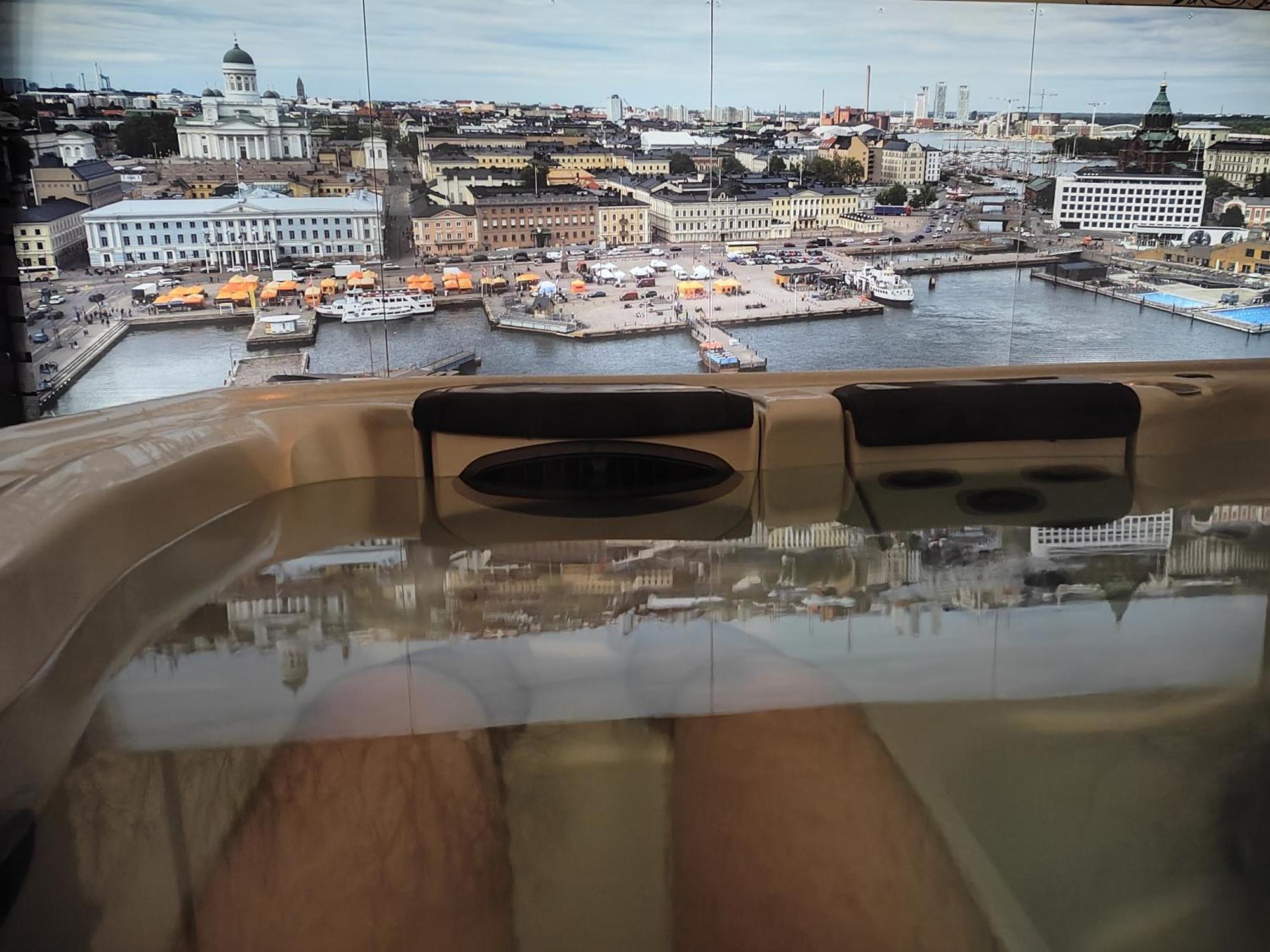 Relax & Recharge - A Unique Suite With A Touch Of Luxury - Hot Tub And Sauna Inspired Decor #Not A Real Sauna# Easy City Access - Direct Train 15 Min To City هلسنكي المظهر الخارجي الصورة