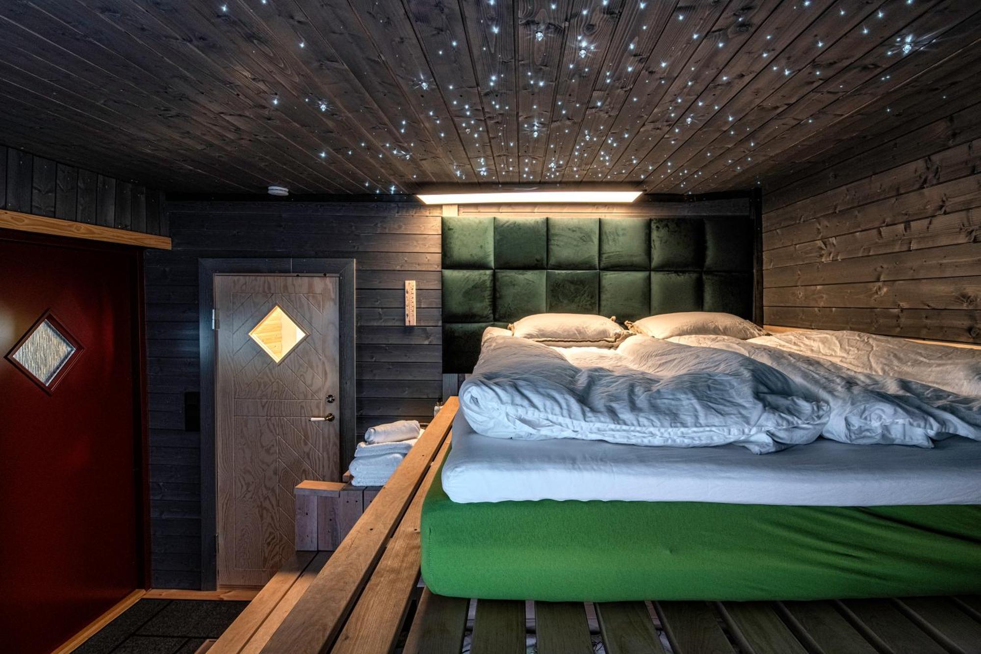 Relax & Recharge - A Unique Suite With A Touch Of Luxury - Hot Tub And Sauna Inspired Decor #Not A Real Sauna# Easy City Access - Direct Train 15 Min To City هلسنكي المظهر الخارجي الصورة