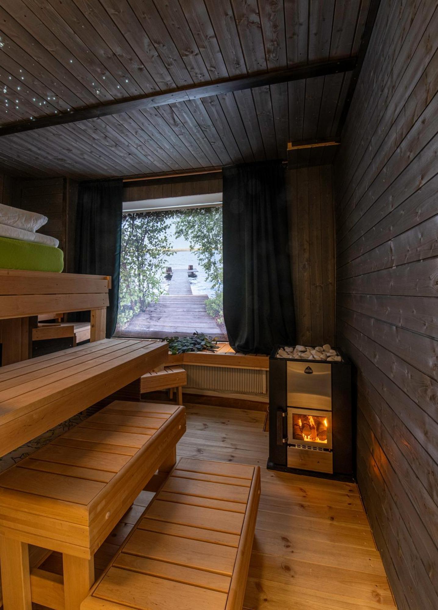 Relax & Recharge - A Unique Suite With A Touch Of Luxury - Hot Tub And Sauna Inspired Decor #Not A Real Sauna# Easy City Access - Direct Train 15 Min To City هلسنكي المظهر الخارجي الصورة