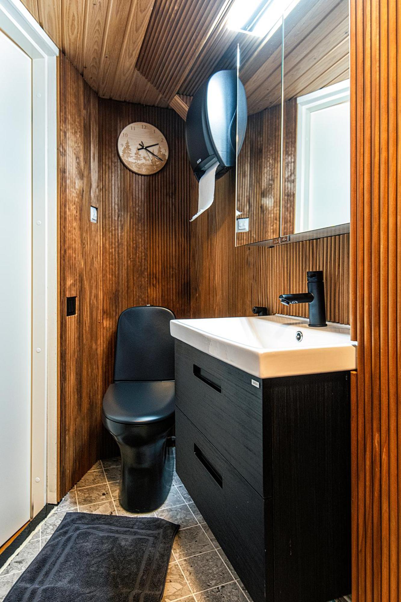 Relax & Recharge - A Unique Suite With A Touch Of Luxury - Hot Tub And Sauna Inspired Decor #Not A Real Sauna# Easy City Access - Direct Train 15 Min To City هلسنكي المظهر الخارجي الصورة